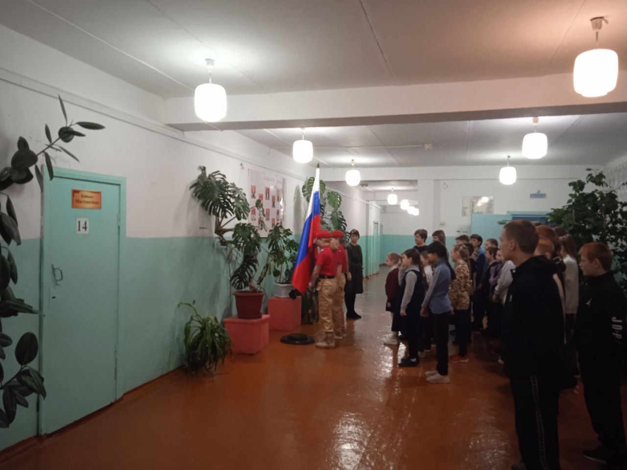 Поднятие флага и исполнения гимна Российской Федерации.