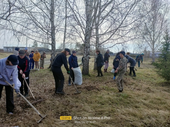 Cубботник на территории школьного двора и пришкольной территории.
